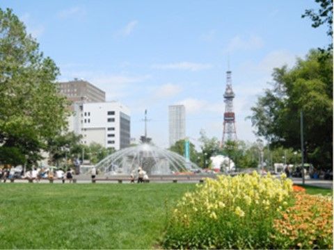 家族や友人との面会は個室を利用するだけでなく、外に出ることも可能。大きな公園も近いので散歩しながら談笑できる。