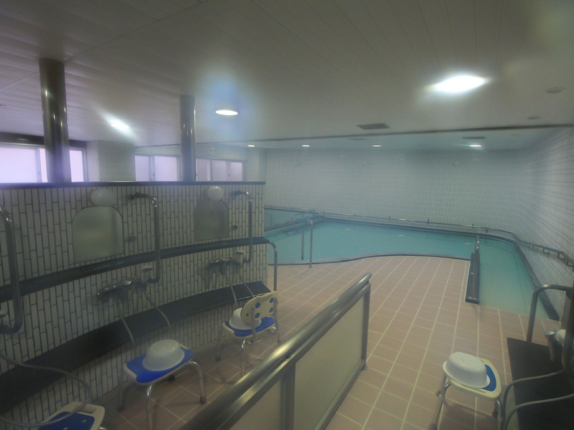 洗い場のシャワー横に、縦型の手すりが付いている。浴槽入り口に傾斜のゆるいスロープ部分があり、こちらにも手すりがあるので安全である。