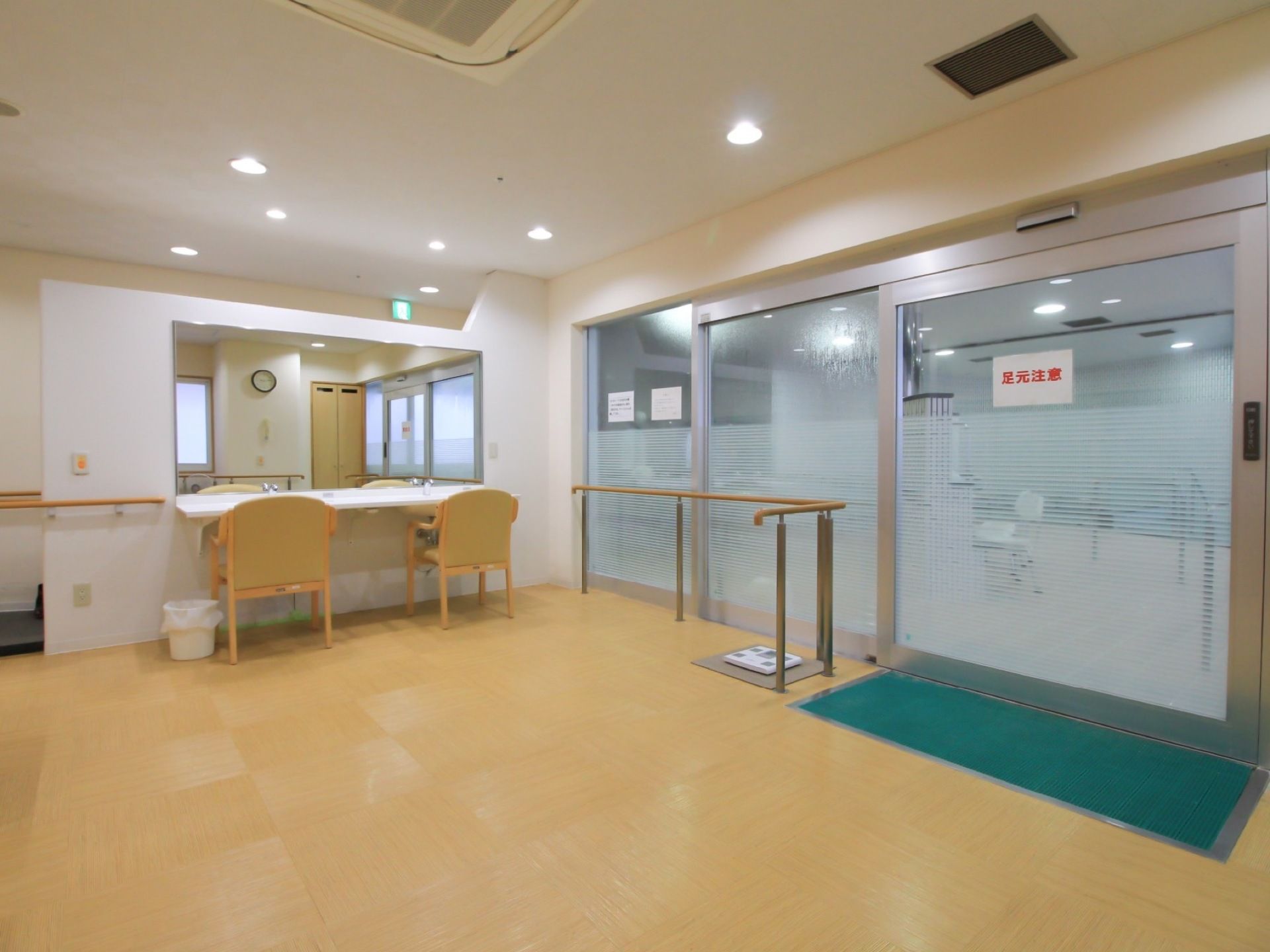 脱衣室には全面鏡の付いた洗面台や体重計がある。大きな引き戸で出入りしやすい。脱衣室から浴室内が丸見えにならないように半分目隠しになっている。