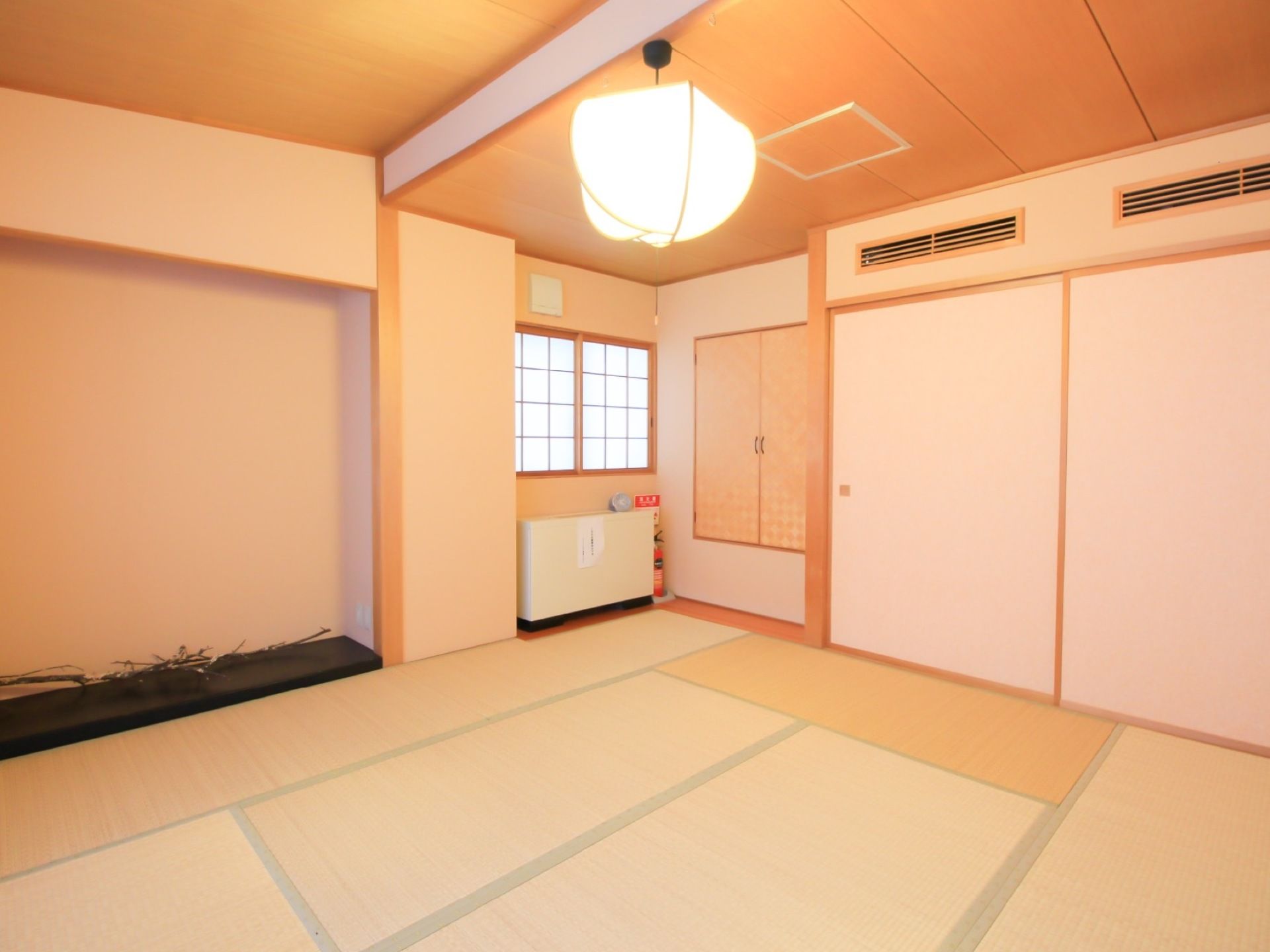 落ち着きのある畳敷きの和風ラウンジ。建具も全て純和風なので、居室とは違う雰囲気の中、ゆったり過ごすことができる。