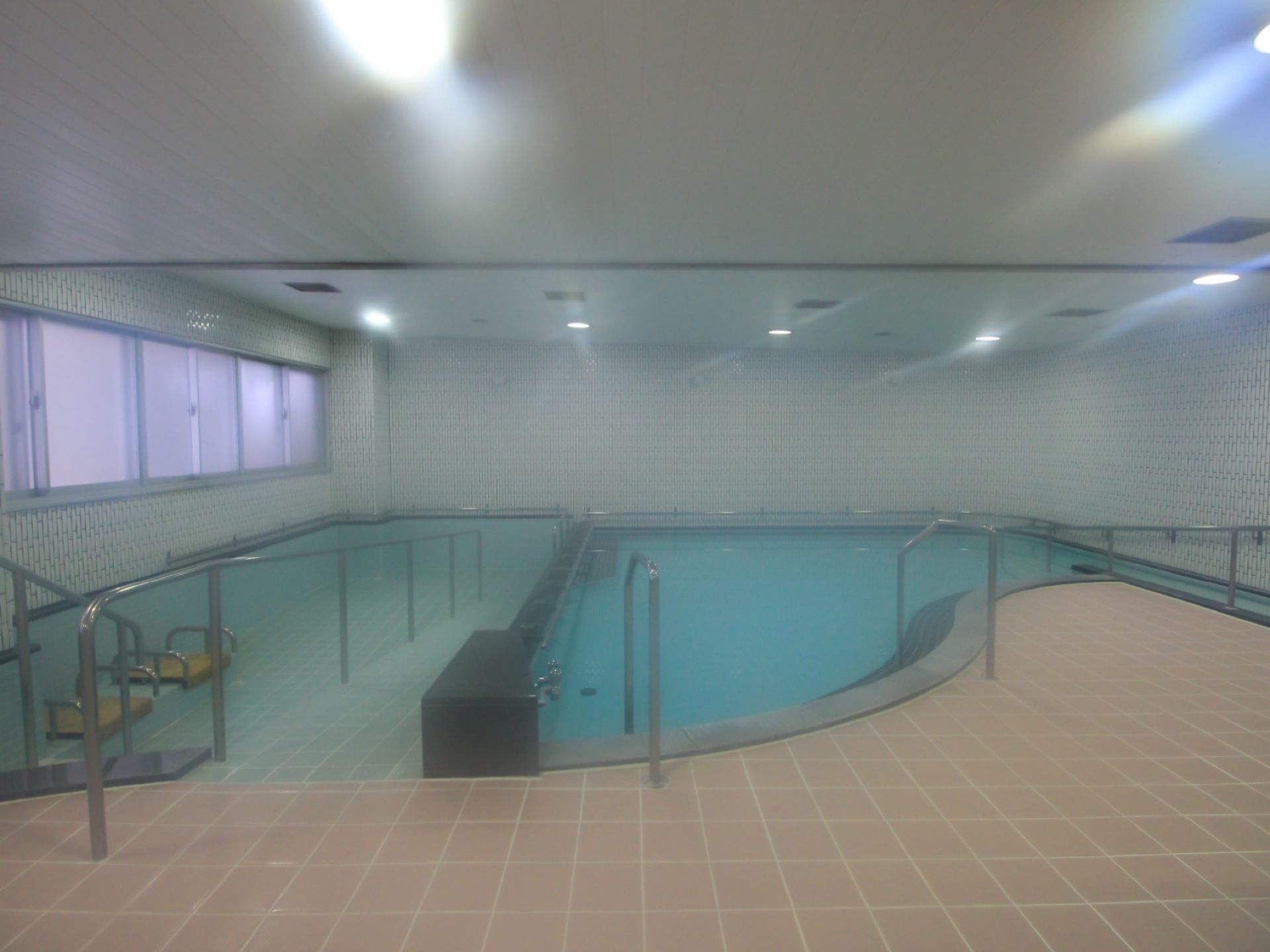 広々としたバリアフリー設計の大浴場。男女別。スロープや手すりを設け、ストレスが少ないつくりとなっている。