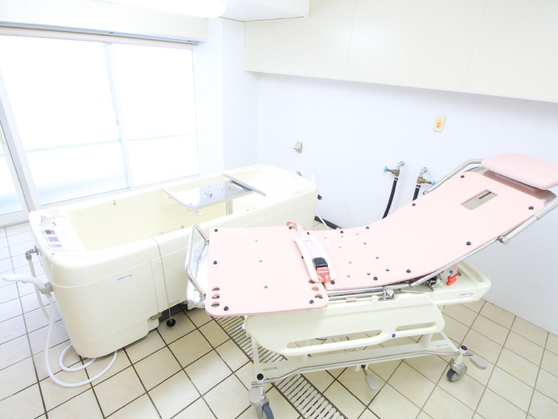 開口部を広くとった、明るい浴室に介護浴槽もご用意し、介助が必要な方も気持ちよくご利用いただくことができる。