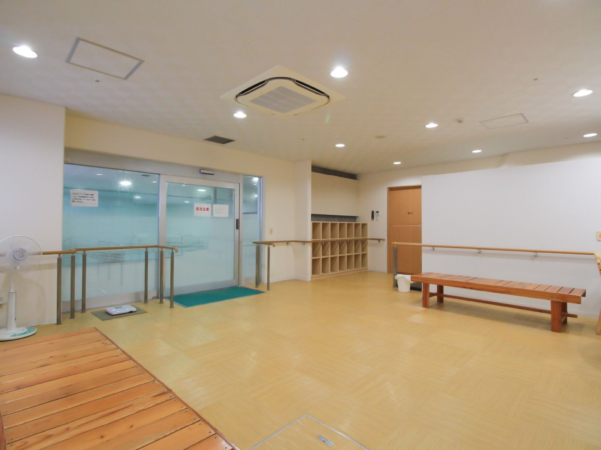 脱衣室の壁には手すりを設置し、浴室入口まで手すりをつたって移動することができる。ベンチを利用して座って着替えをしていただける。
