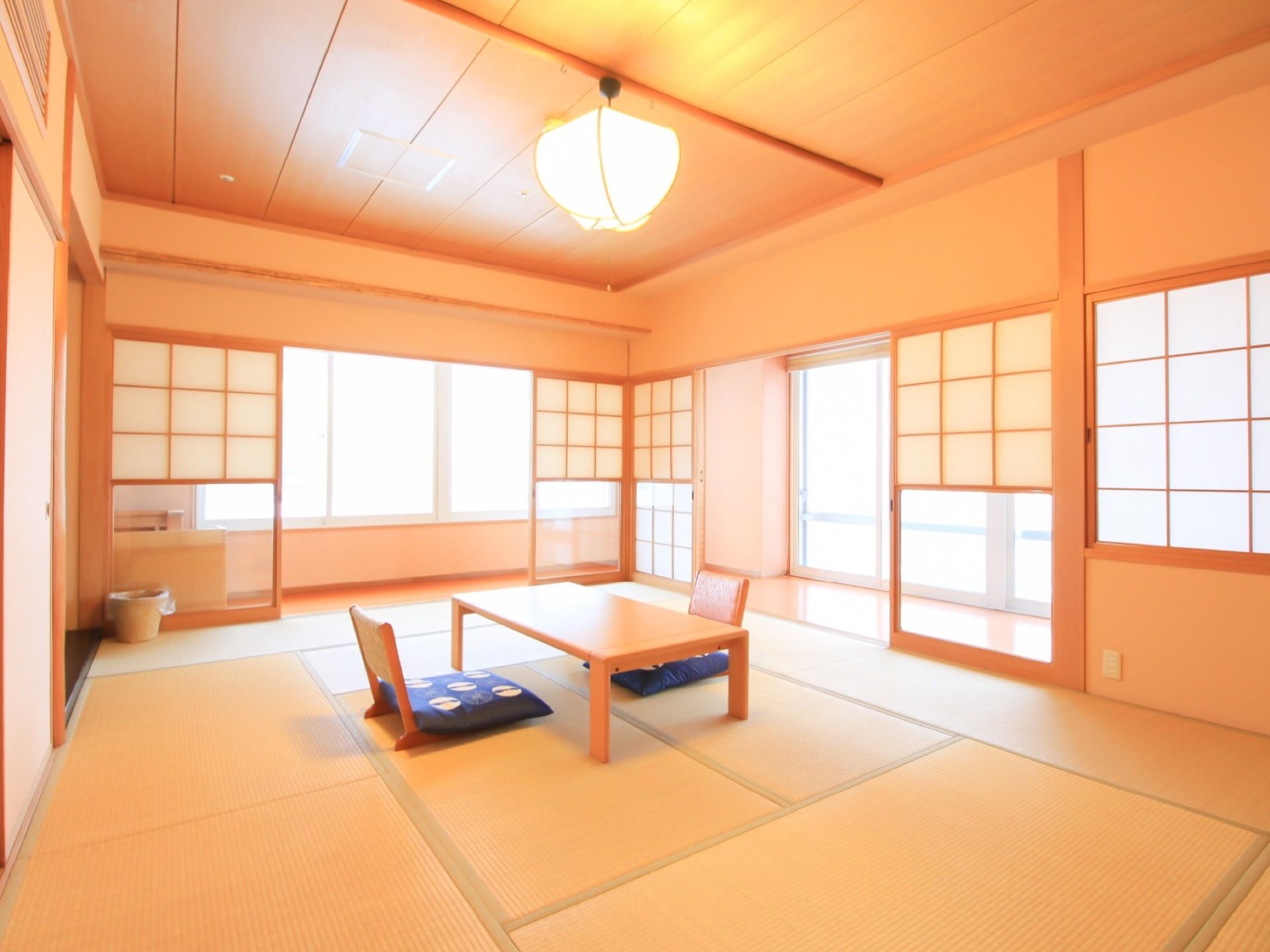 和室のラウンジは、昼間は光がたくさん入る明るい雰囲気。畳の部屋でお茶を楽しんだり、くつろいだりできる。