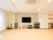 空調の付いた広い部屋があり、壁に大型テレビが設置されている。テレビの近くには、回転椅子やキャスター付きのワゴンが並べられている。