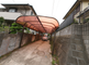 静かな住宅街の入口風景
