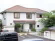 外観は赤茶色の瓦屋根で、白塗りの外装の2階建ての住宅となっている。内部はリノベーションを行い、住宅型老人ホームとなっている。