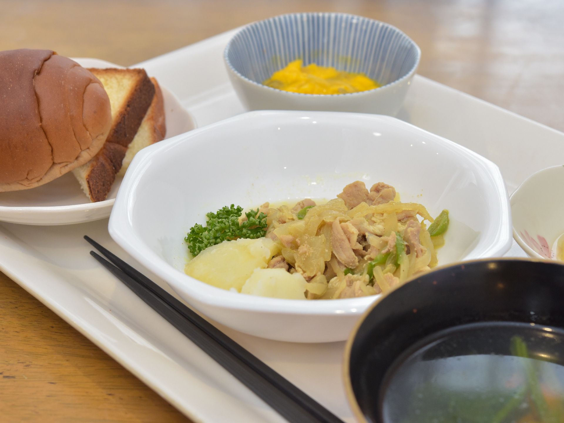 メイン料理の肉じゃがは、消化しやすいように肉や玉ねぎが柔らかくなっている。また、パセリが添えられて見た目が鮮やかになっている。
