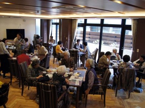 「サービス付き高齢者向け住宅雅庵」リビングで会話を楽しまれる入居者様方