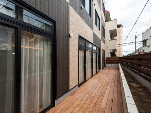 「サービス付き高齢者向け住宅雅庵」ウッドデッキ仕様のテラス