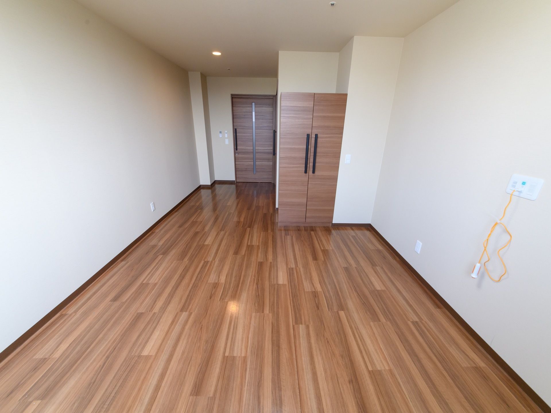 完全個室の居室。居室内も木目の風合いが落ち着いている雰囲気である。家具の持ち込みも可能。19～21平米の広さを確保している。