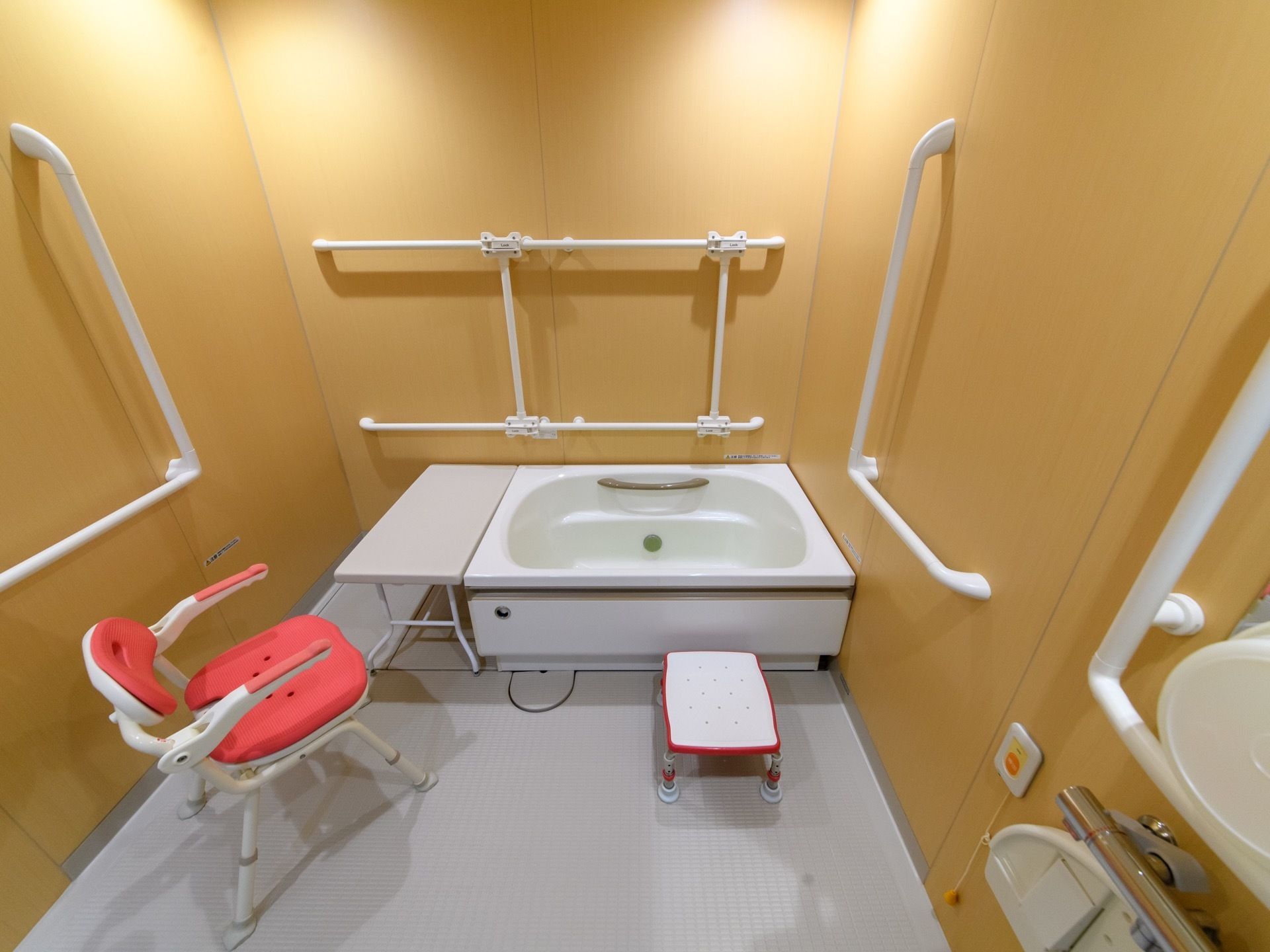 施設では3タイプの浴室がある。全て個別で、ゆっくり寛いで入浴ができる。洗い場用の椅子は高い物、浴槽内でも使用できる小さい椅子もある。