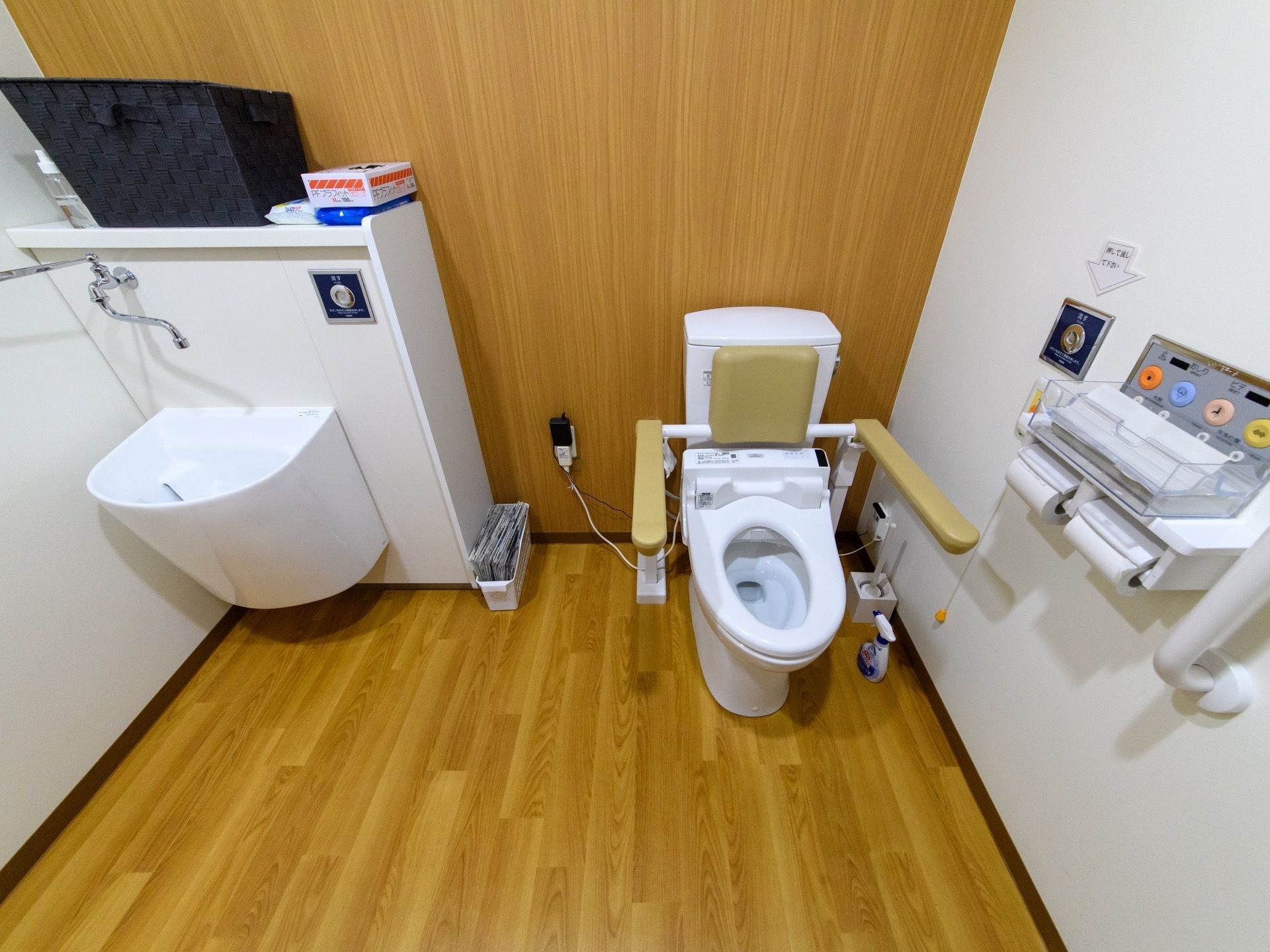 居室とは別に共有で利用できるトイレがある。車椅子をご利用の方も入りやすい広々の空間と、オストメイトも対応となっている。
