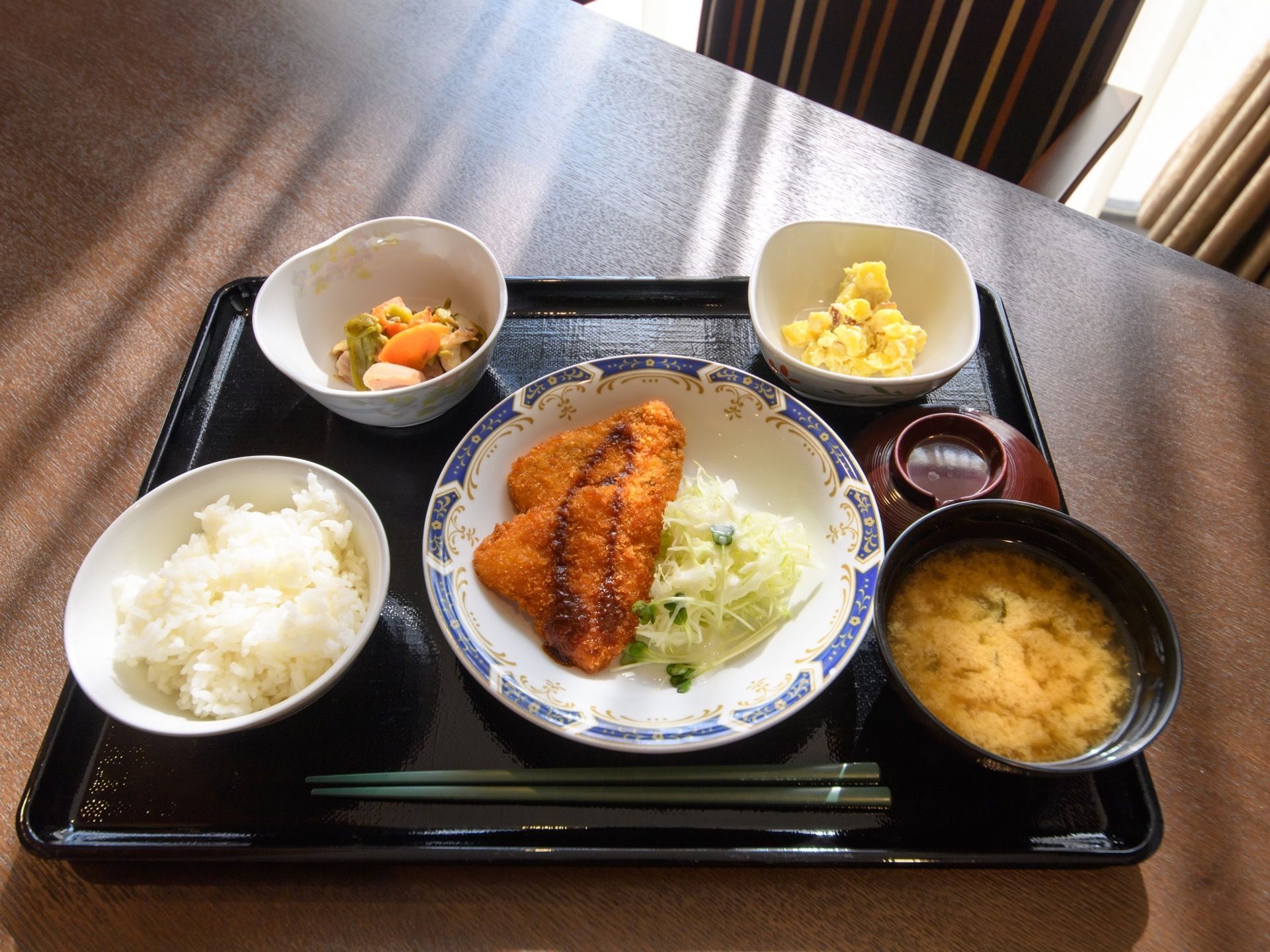ダイニングで摂る食事は、365日栄養バランスを管理栄養士が考えぬいた献立で提供している。器も陶器を使うなど、こだわりがある。