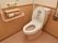 トイレシートの両サイドにある、バーにつかまり移動することが可能になっている。壁には、温水洗浄便座の操作ボタンがある。