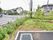住宅街の中にあり、施設と道路の間は緑の木や草、お花が植えてある。そのため、閉塞感のない造りとなっている。