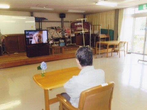 共有スペースは広々としており、ちょっとした体操などが行える。レクリエーションの機材が後ろに用意されている。