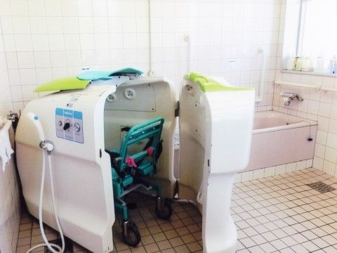 清潔感のある広い浴室。座位入浴用の機械浴槽が設置されており、スタッフのサポートのもと安全な入浴が可能である。