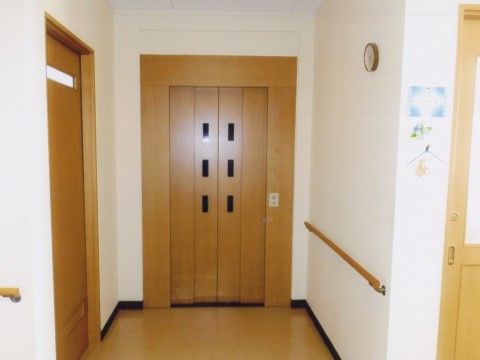 エレベーターが完備されており、車椅子をご利用の方や歩行に不安がある入居者様も安全に移動ができる。低めの位置にボタンがついている。