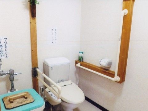 トイレには温水洗浄便座がついており、両脇には手すりが取り付けられている。洗面スペースが併設されている。