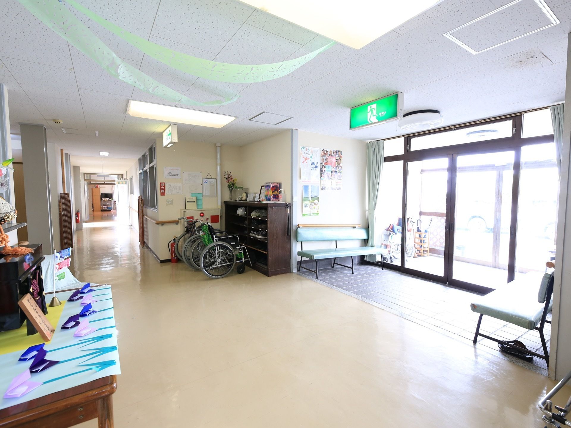 玄関の内側が風除室になっており、その内側の扉もガラス戸である。玄関ホールから長い通路へとフラットな床が続いている。