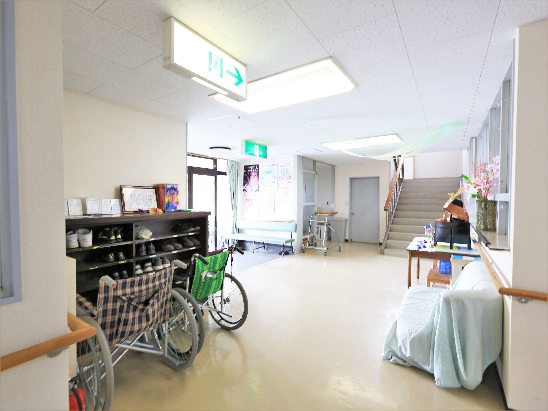 車いすや歩行補助器が置かれた段差のない玄関スペース