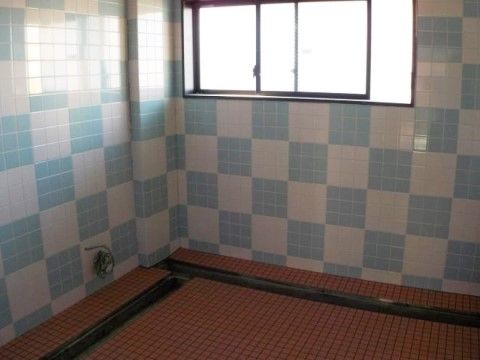 一面タイル状の浴室である。清潔感のある空間で入居者様はゆったりと入浴を楽しみ疲れをとることができる。
