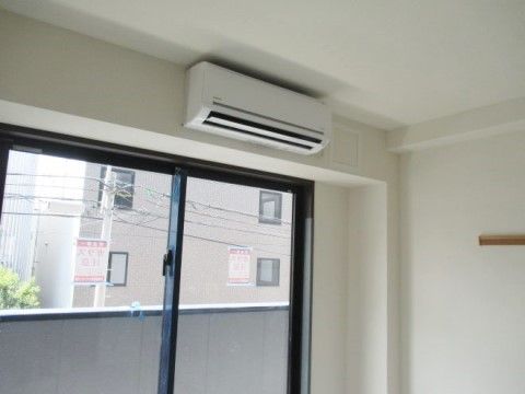 居室内にはエアコンが設置されている。夏の暑い日は熱中症の心配もなく、快適に生活できるような造りである。