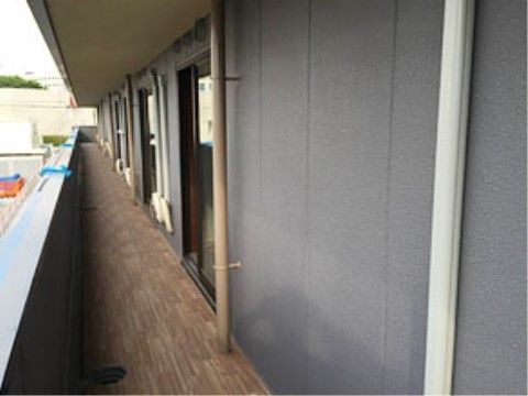 ベランダからは外の景色が一望できるよう、開放的な場所となっている。気持ちの良い空気を身体に取り入れることができる。