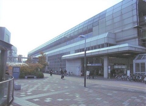 施設から徒歩圏内にある大阪の市営地下鉄の駅である。駅前広場は見開いており、待ち合わせや人の行き来の多い駅である。