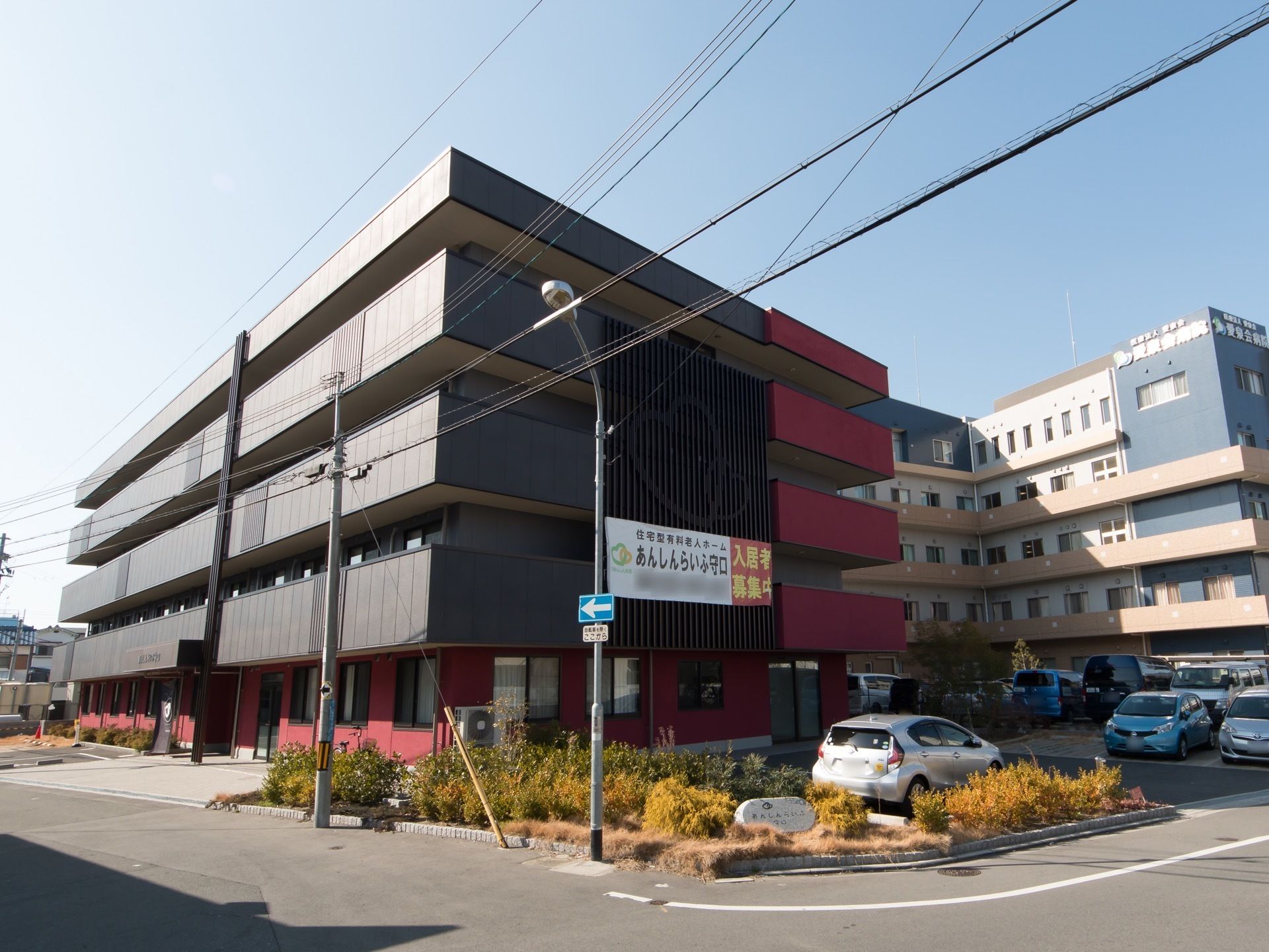 角地に建っている、４階建て施設の外観である。各居室には大きなバルコニーが設置されており、日向ぼっこをお楽しみいただける。