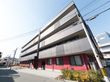 施設は住宅街の交通アクセスの良い場所に立地している。大通りに面していないので、安心して散歩に出かけられる。