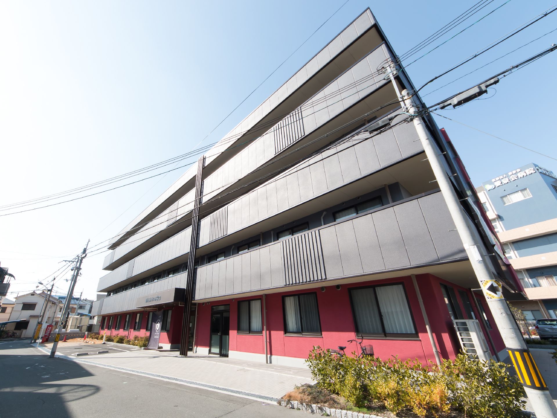 マンションを思わせるような造りである。施設を感じさせない外観であり、普段の住まいと変わらない印象を与える。