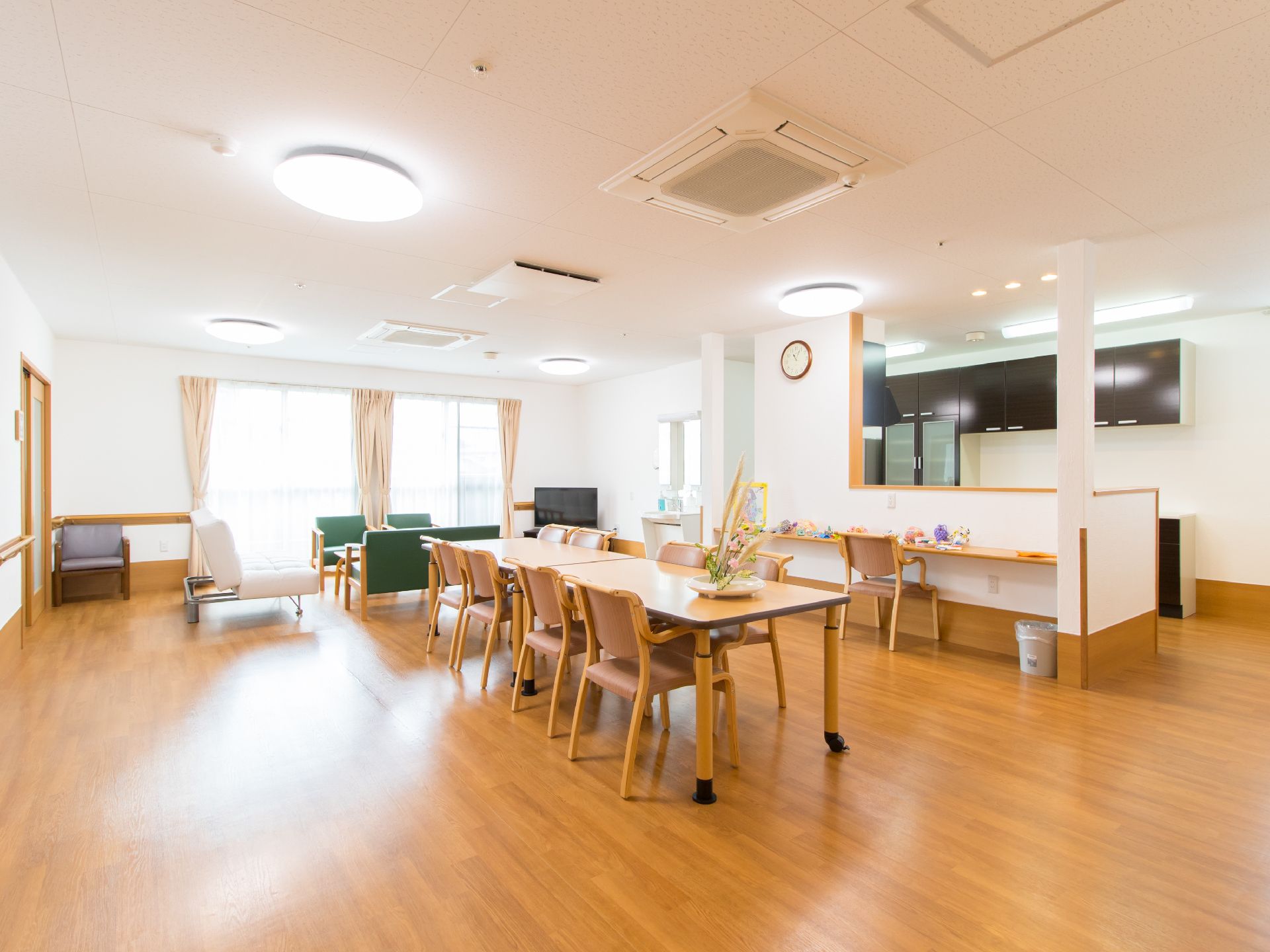 中央に大きな机があり、みんなで話せるスペースとなっている。内装は白を基調としたシンプルなデザインである。