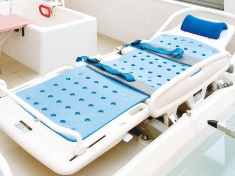 要介護者を仰向けに固定したまま入浴させることが可能な機械浴設備