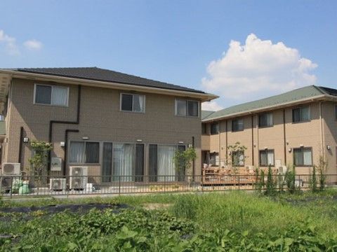 大きめの一軒家のような建物が、２棟建っている。まるで、ご自宅で過ごされているような気分にさせられる。