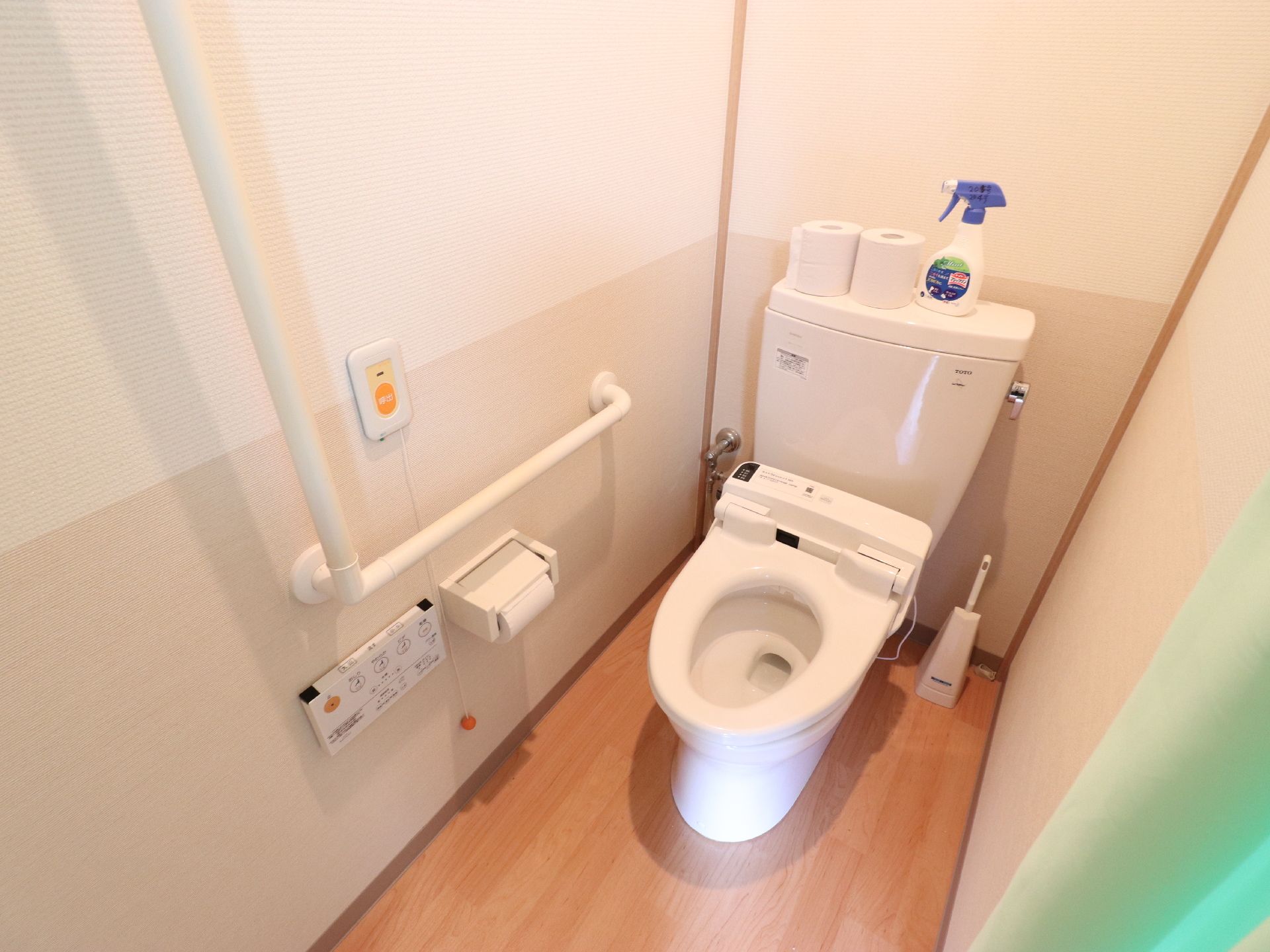 室内にはトイレと掃除用具などが設置されてある。壁には手すりや温水洗浄用のボタンが付いている。また、緊急時用の呼び鈴も取り付けられてある。