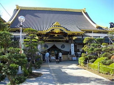 神社の本殿である。両側は美しく手入された植栽で囲まれており、厳かな雰囲気の中でお参りをすることができる。