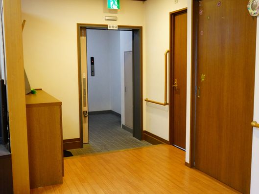 居室前の廊下から非常口