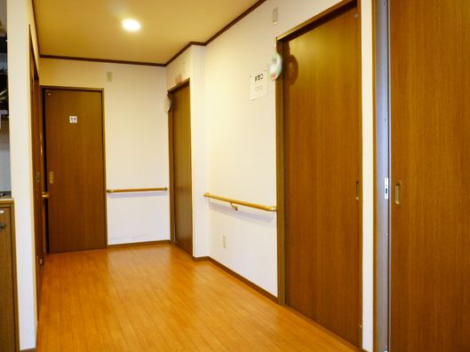 個室前の廊下と共同トイレ