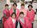 施設の壁をバックに6名のスタッフが笑顔で写っている。男性が1人と女性が5人。年齢層は若者から熟練していると思われる人まで幅広い。