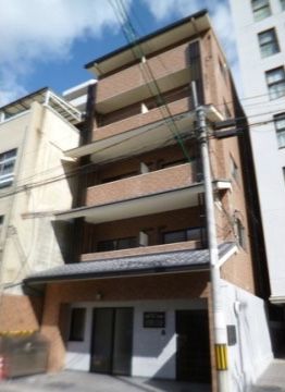 ５階建てのマンションのような造りの建物。小規模の施設なので、入居者様個々に手厚いサポートをすることができる。