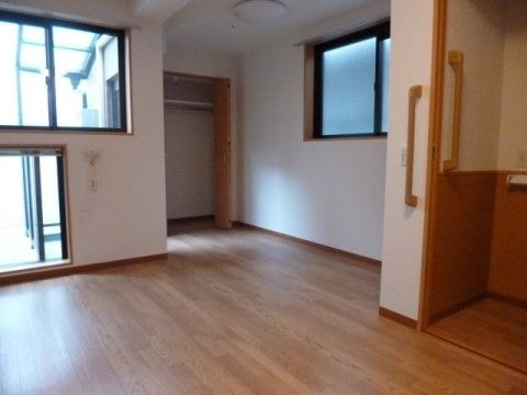 居室は窓から日が良く入り、明るく清潔感がある。広々とした造りになっているので、居室内で寛いで過ごすことができる。