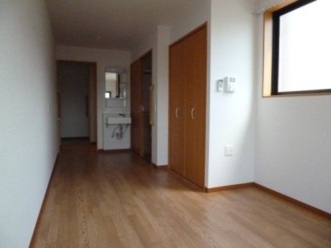 居室はすべて角部屋で２面採光になっている。日当たりが良好で居心地のいい室内。収納用のクローゼットも備えられている。
