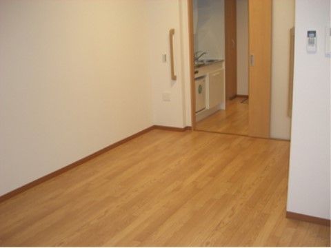 居室内は各所に手すりを設置してあるので、足腰に自信のない方も安全に生活をすることができる。ドアも引き戸なので、簡単に開閉ができる。