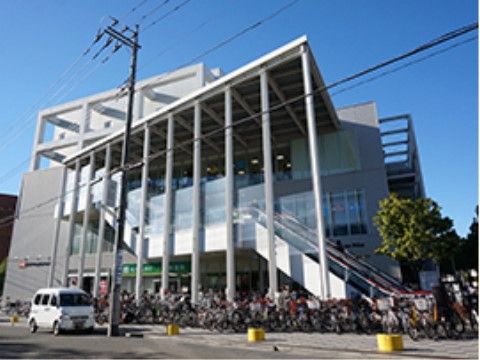 「アイリスガーデン用賀」の周辺。日用品をそろえることができます。