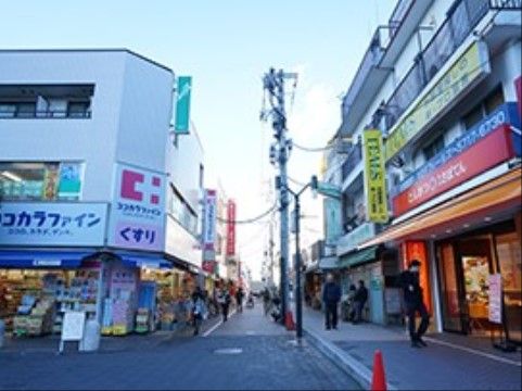 「アイリスガーデン用賀」の周辺。用賀商店街でお買い物ができる。