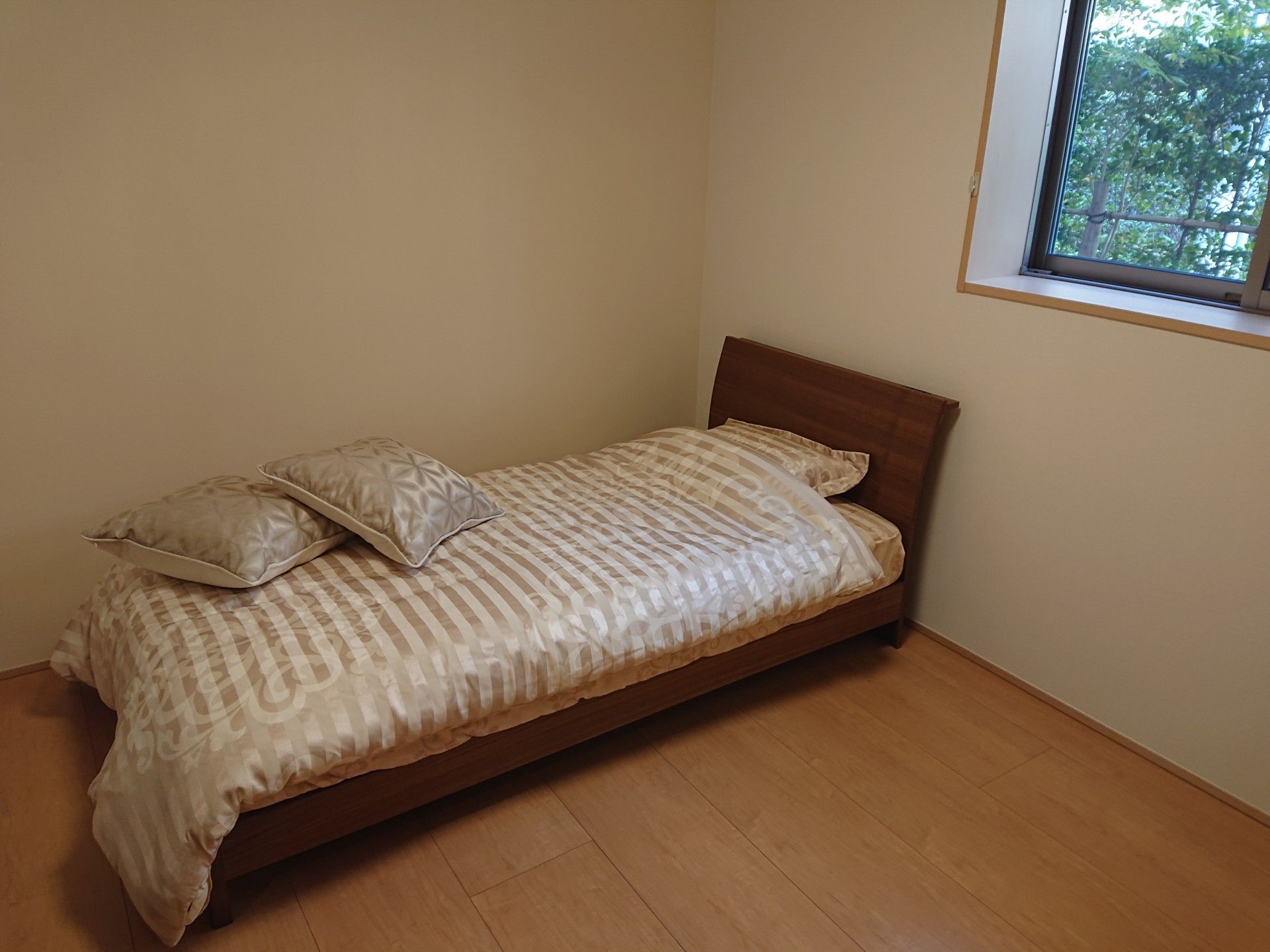 シンプルな寝室