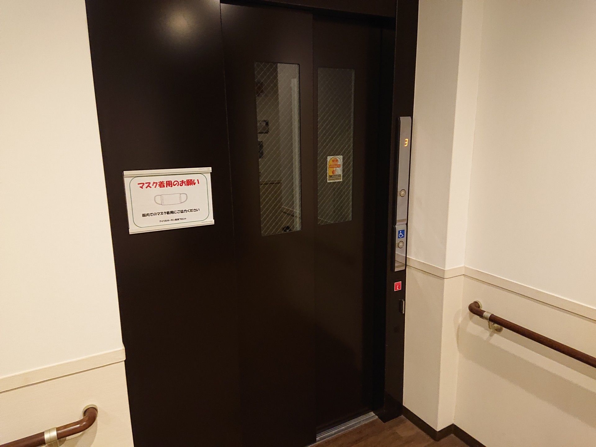 手すり付きエレベーター前