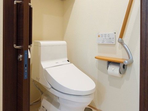 「アイリスガーデン用賀」のトイレ。ウォシュレットが付いている。